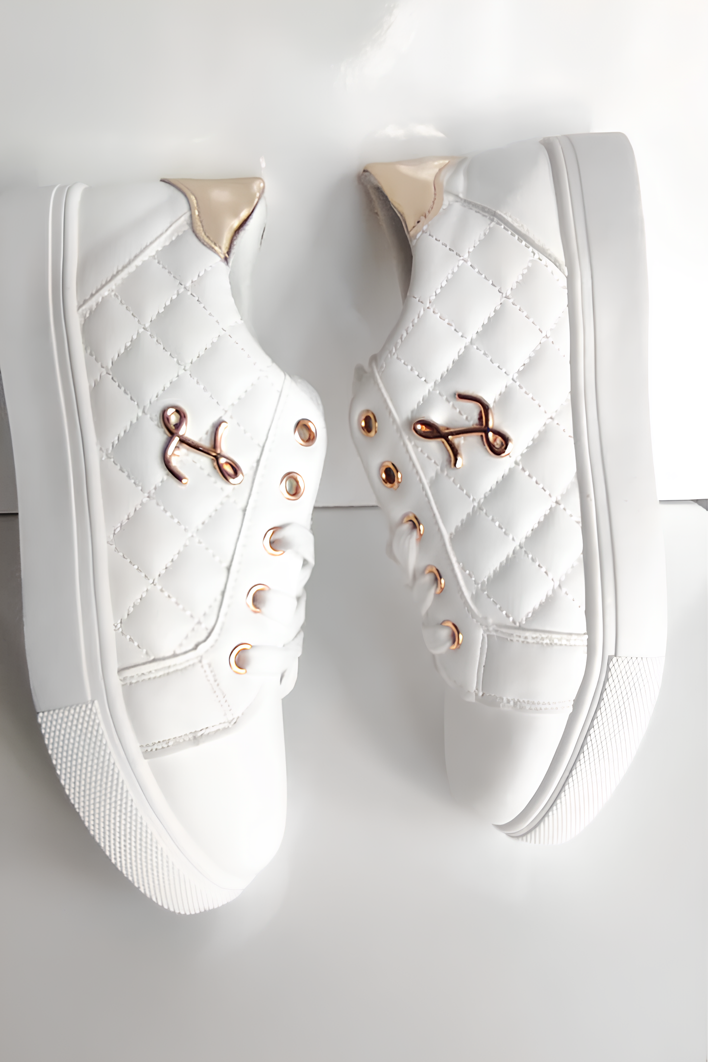Beyaz Şık Kadın Sneaker | Altın Detaylı Rahat Günlük Ayakkabı