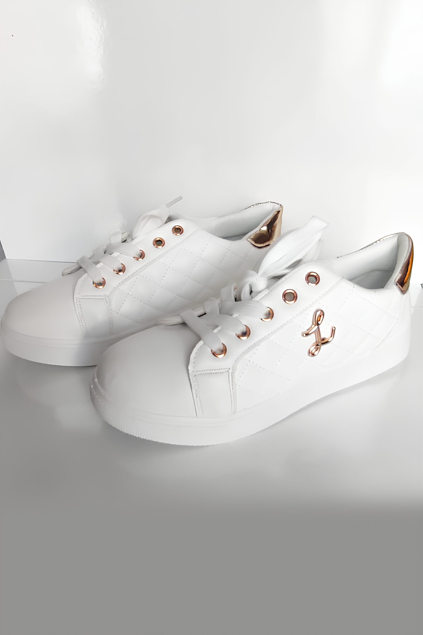 Beyaz Şık Kadın Sneaker | Altın Detaylı Rahat Günlük Ayakkabı