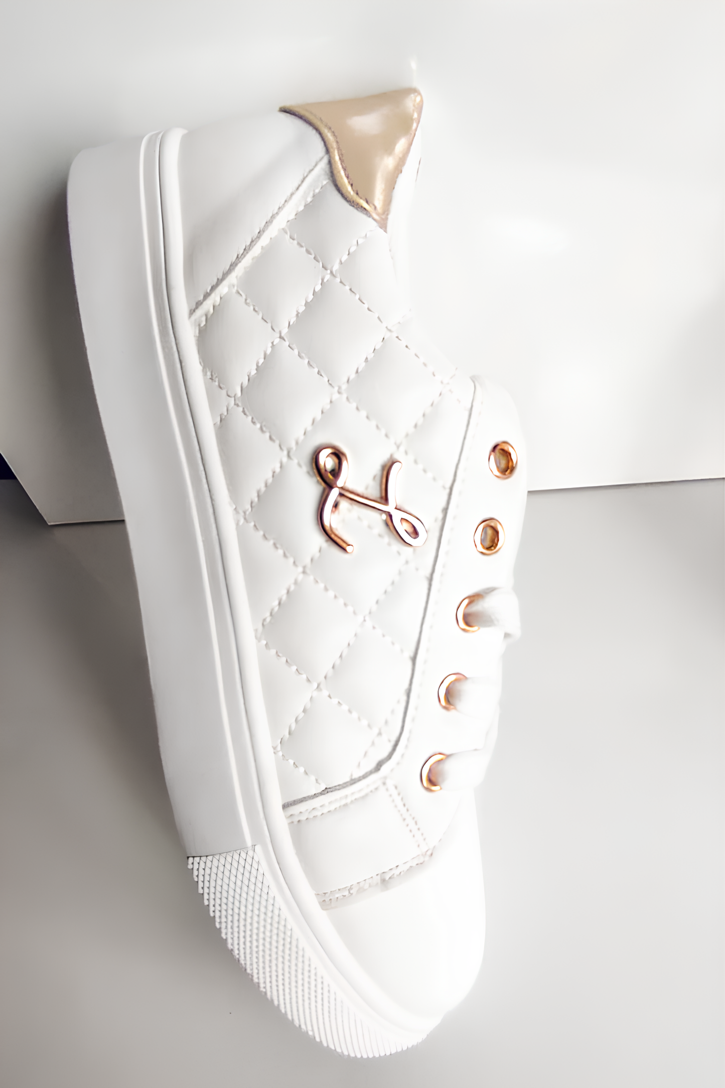 Beyaz Şık Kadın Sneaker | Altın Detaylı Rahat Günlük Ayakkabı