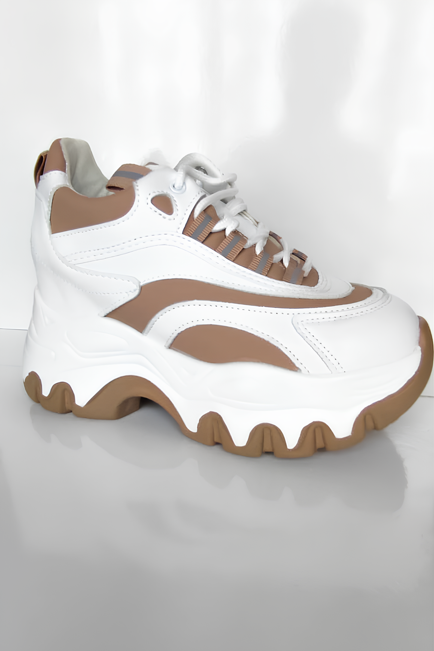Beyaz Taba Kalın Taban Spor Ayakkabı – Şık ve Rahat Sneaker, Yürüyüş Ayakkabısı