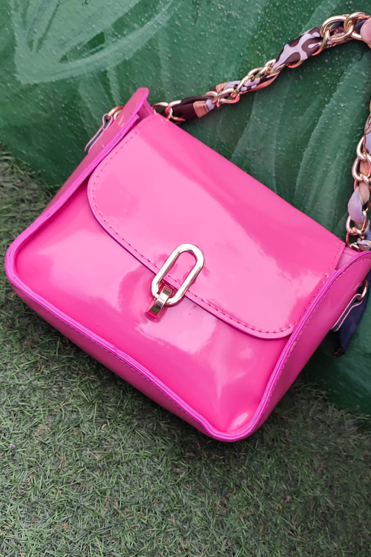 Zincir Askılı Pembe Parlak Kadın Omuz Çantası – Şık ve Trend Mini Çapraz Çanta