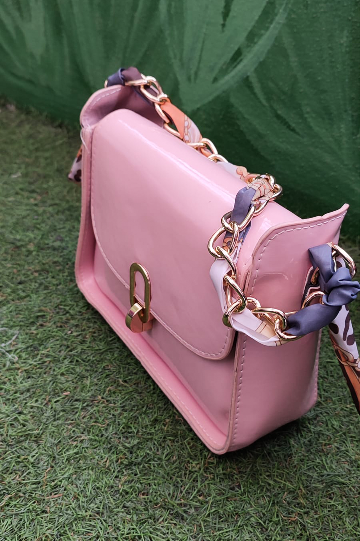 Zincir Askılı Parlak Deri Pudra Pembe Kadın Omuz Çantası - Şık Mini Model