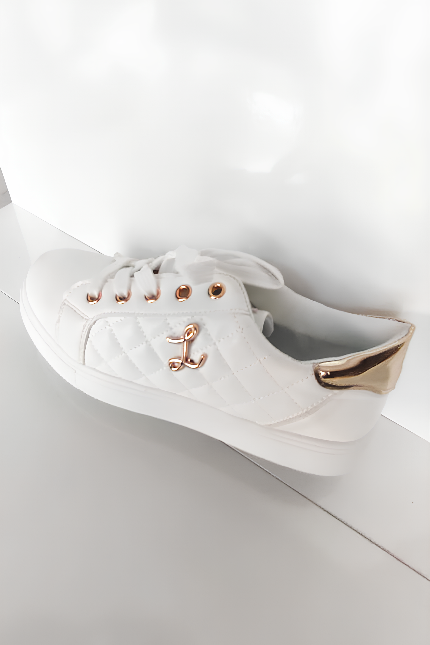 Beyaz Şık Kadın Sneaker | Altın Detaylı Rahat Günlük Ayakkabı
