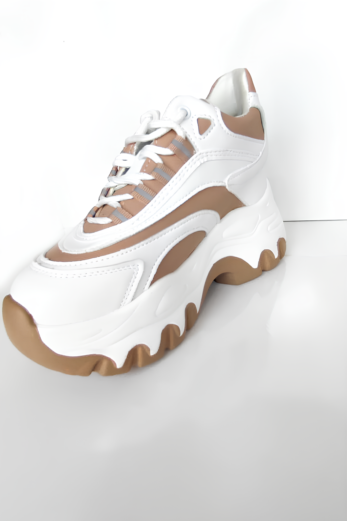 Beyaz Taba Kalın Taban Spor Ayakkabı – Şık ve Rahat Sneaker, Yürüyüş Ayakkabısı
