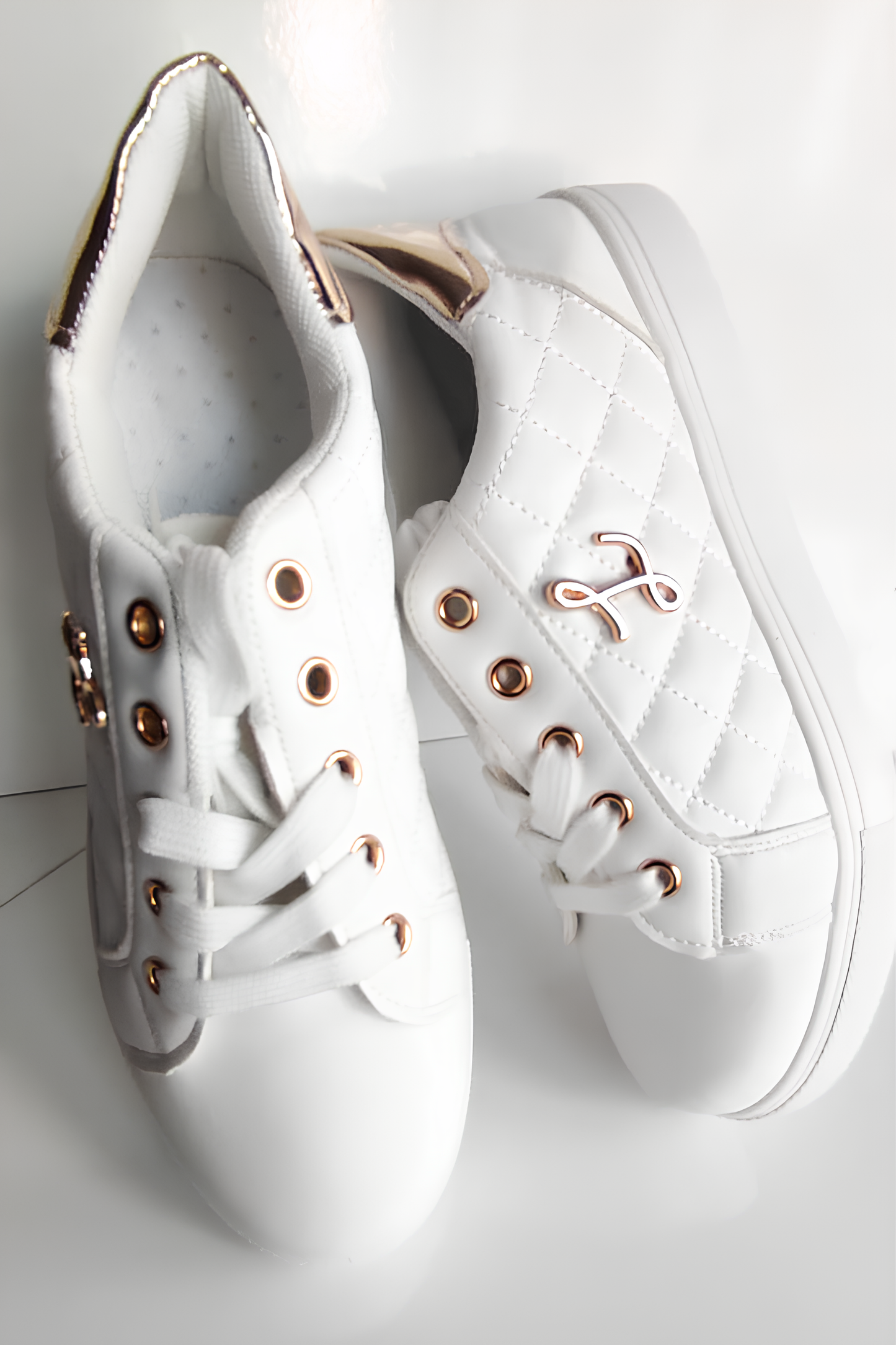 Beyaz Şık Kadın Sneaker | Altın Detaylı Rahat Günlük Ayakkabı