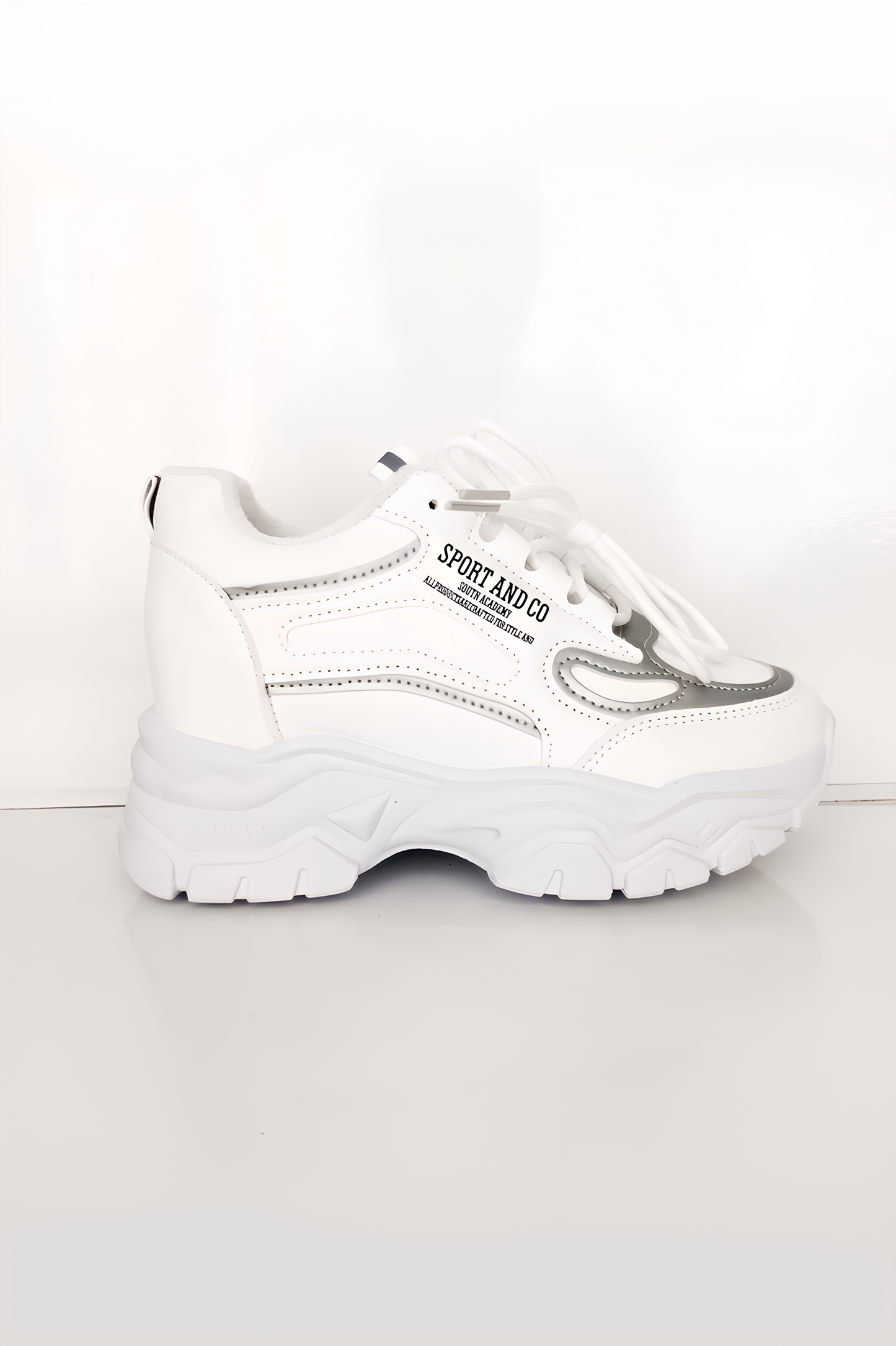 Kadın Beyaz Gri Detaylı Kalın Taban Spor Ayakkabı - Şık ve Rahat Sneaker