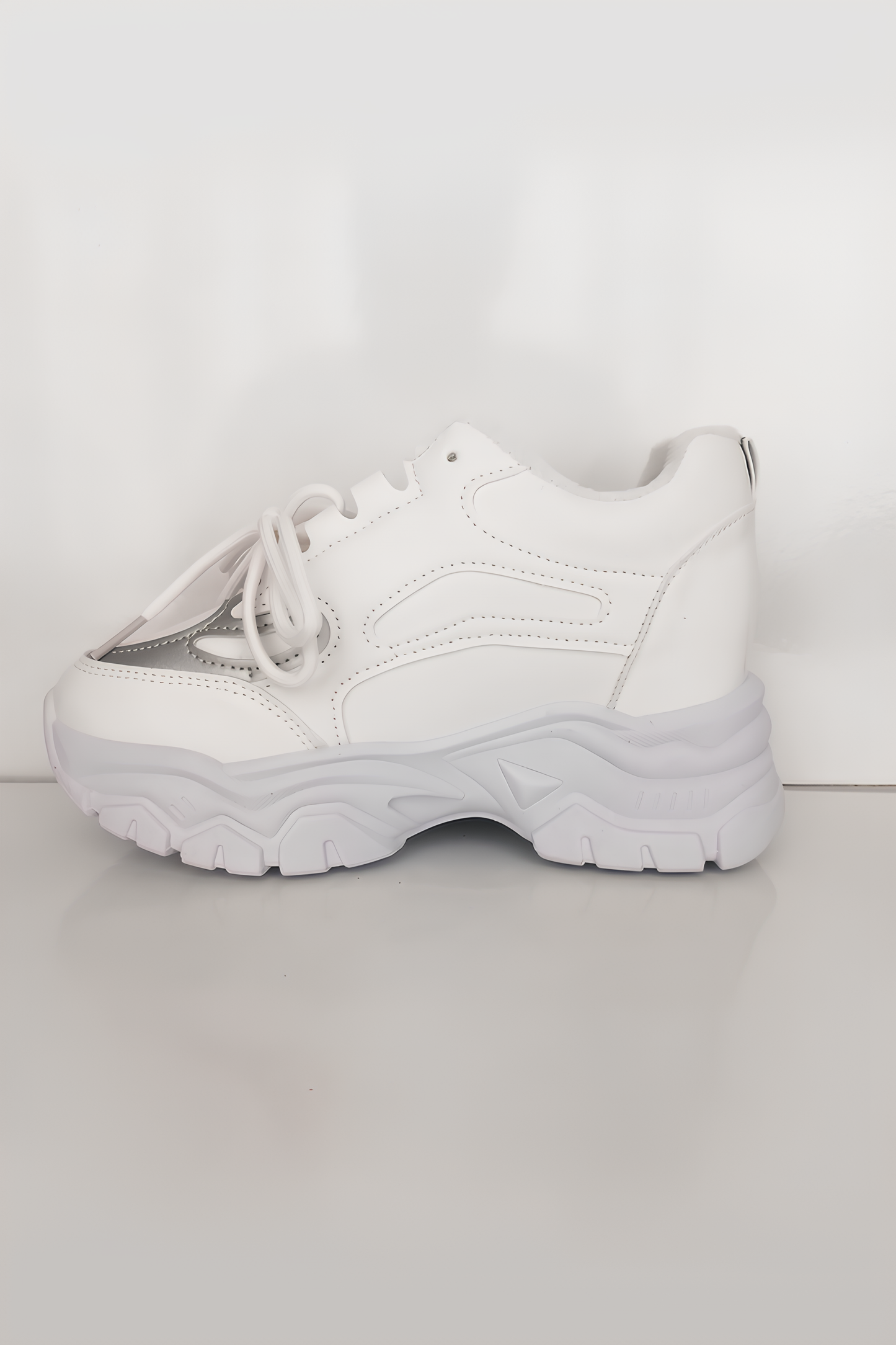 Kadın Beyaz Gri Detaylı Kalın Taban Spor Ayakkabı - Şık ve Rahat Sneaker