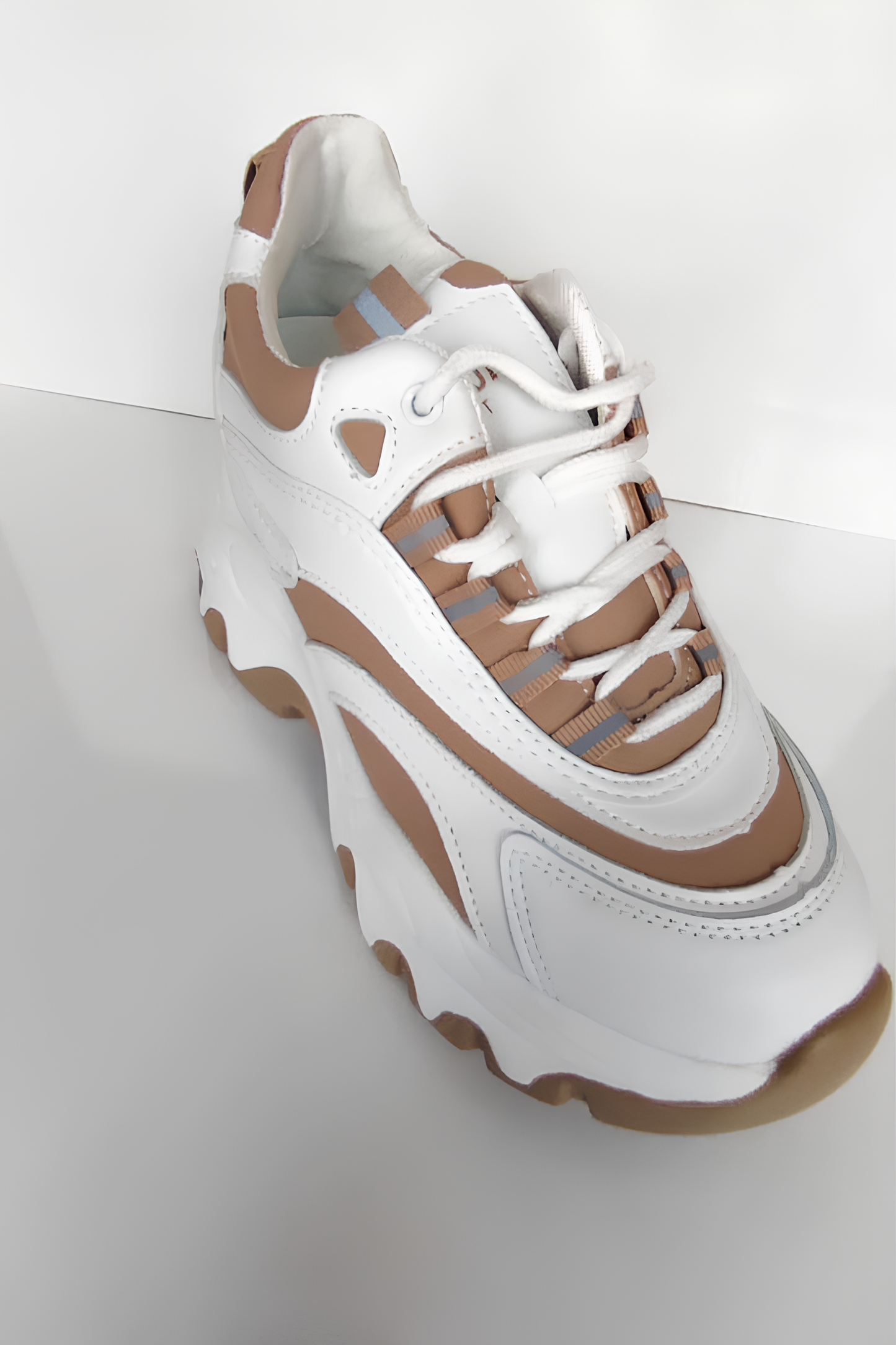 Beyaz Taba Kalın Taban Spor Ayakkabı – Şık ve Rahat Sneaker, Yürüyüş Ayakkabısı