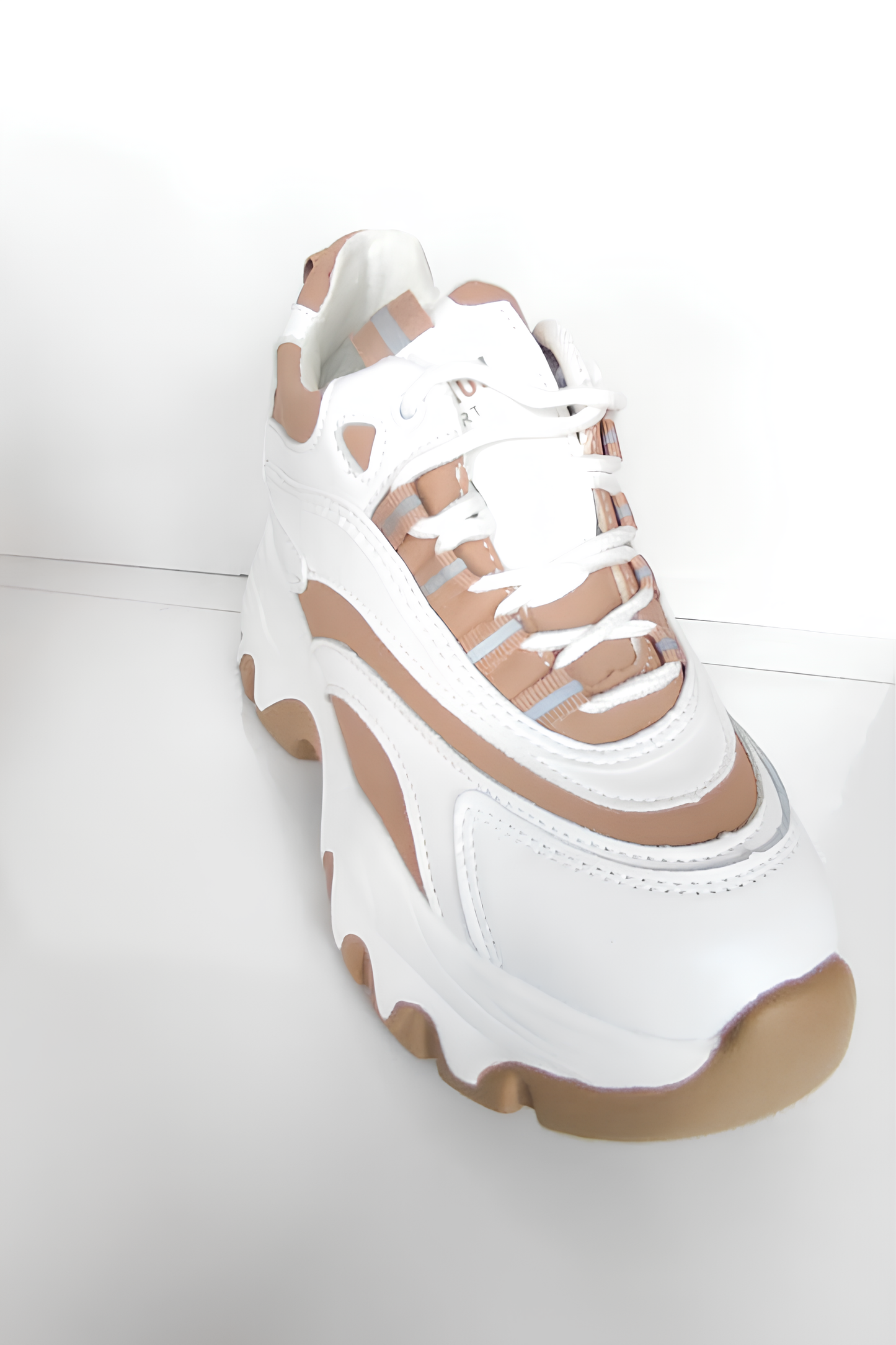 Beyaz Taba Kalın Taban Spor Ayakkabı – Şık ve Rahat Sneaker, Yürüyüş Ayakkabısı