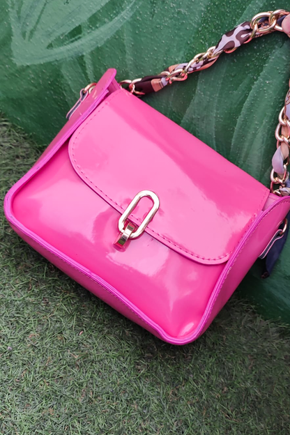 Zincir Askılı Pembe Parlak Kadın Omuz Çantası – Şık ve Trend Mini Çapraz Çanta