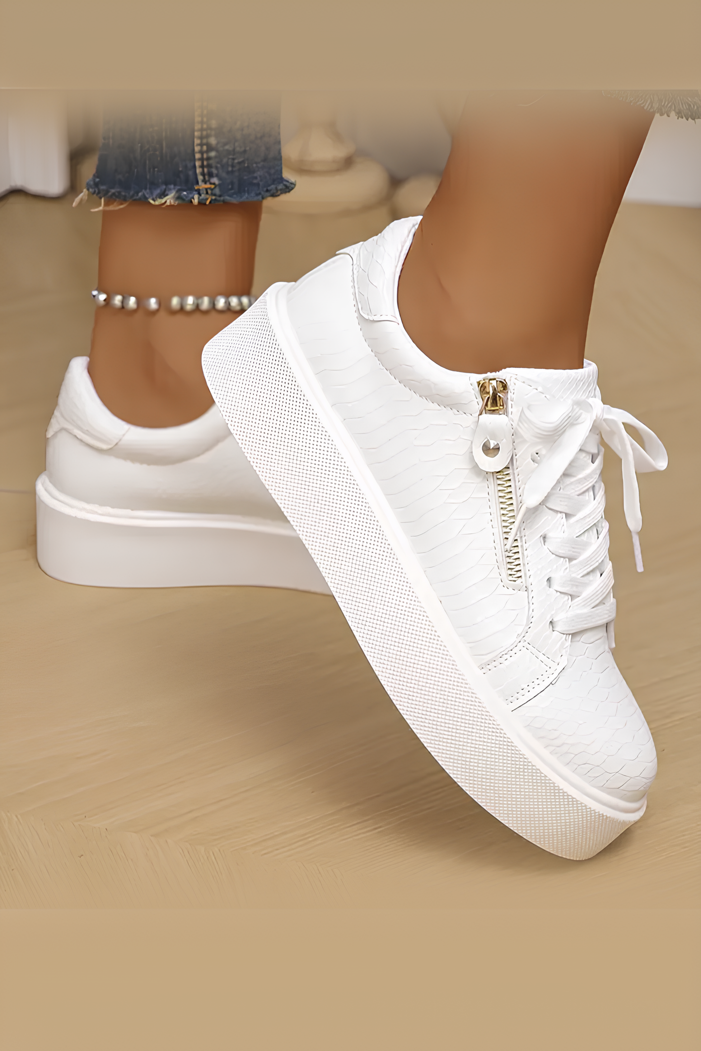 Beyaz Platform Tabanlı Kadın Spor Ayakkabı – Fermuar Detaylı Sneaker Modeli
