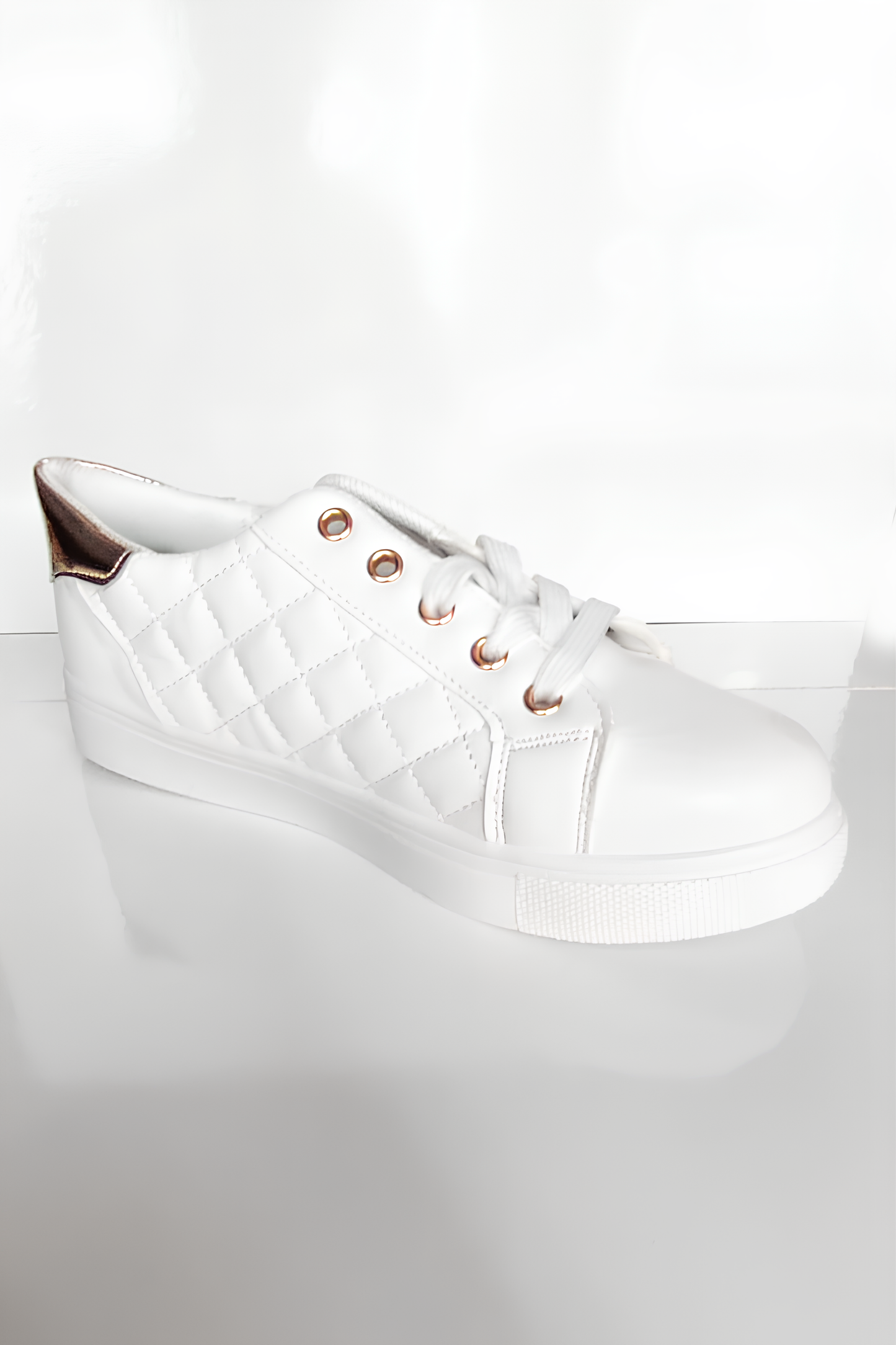 Beyaz Şık Kadın Sneaker | Altın Detaylı Rahat Günlük Ayakkabı