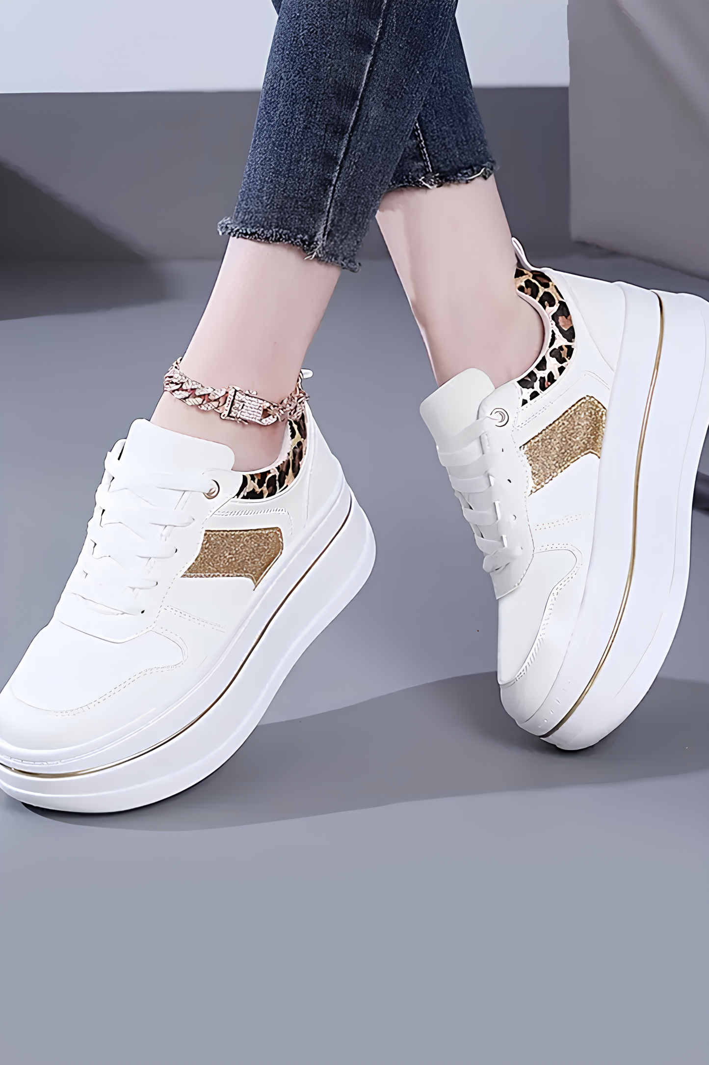 Beyaz Kalın Taban Kadın Spor Ayakkabı – Leopar ve Gold Detaylı Sneaker