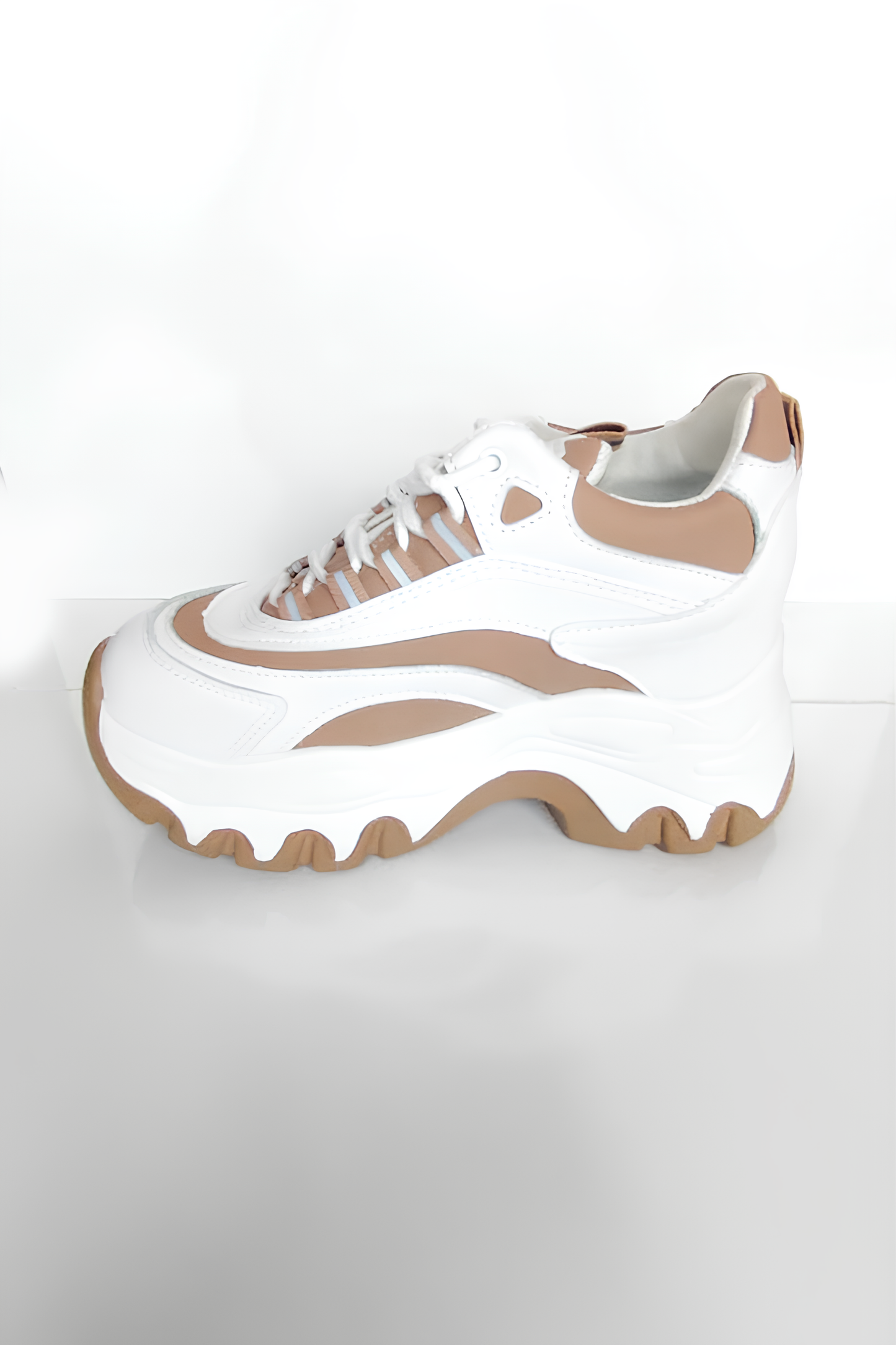 Beyaz Taba Kalın Taban Spor Ayakkabı – Şık ve Rahat Sneaker, Yürüyüş Ayakkabısı