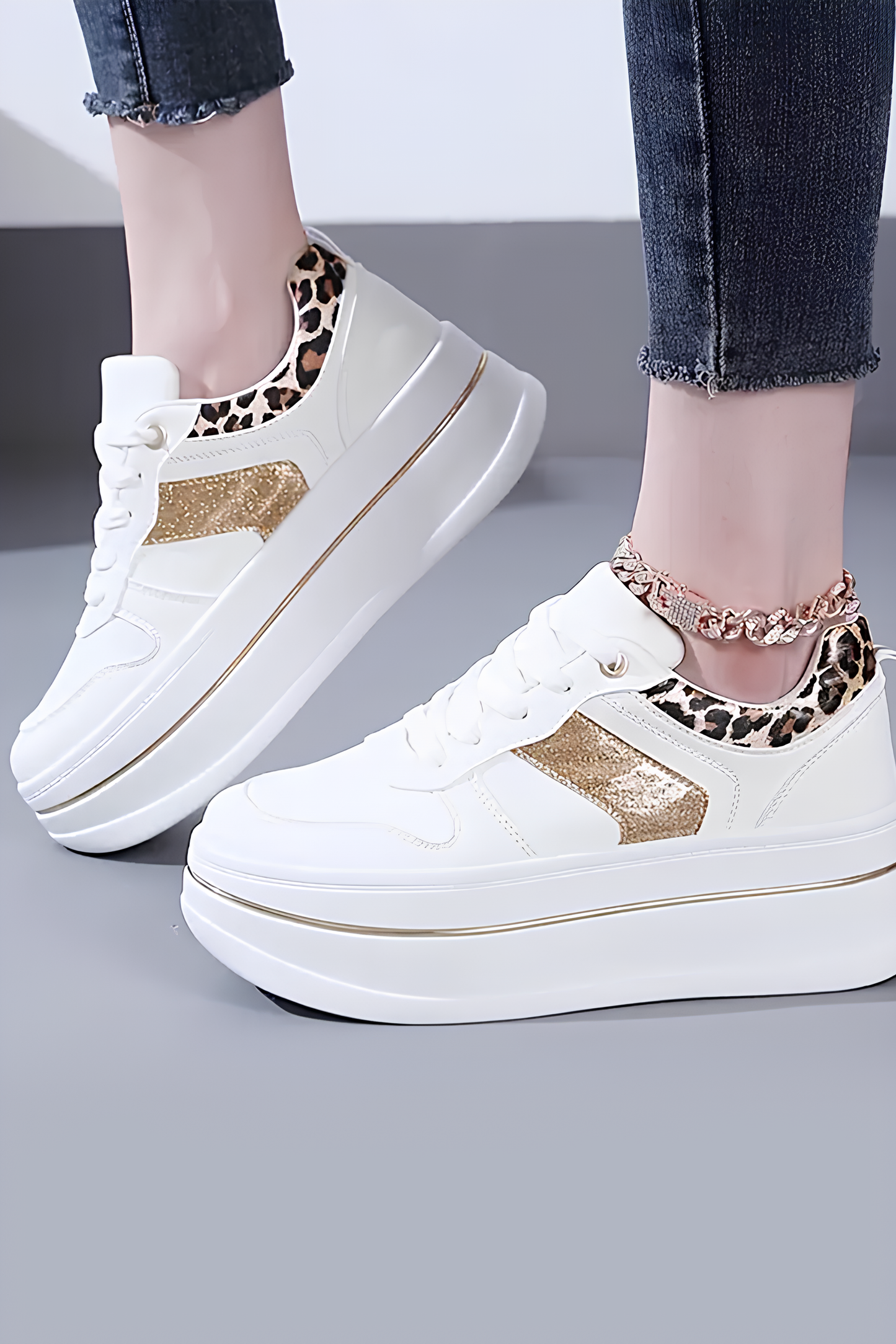 Beyaz Kalın Taban Kadın Spor Ayakkabı – Leopar ve Gold Detaylı Sneaker
