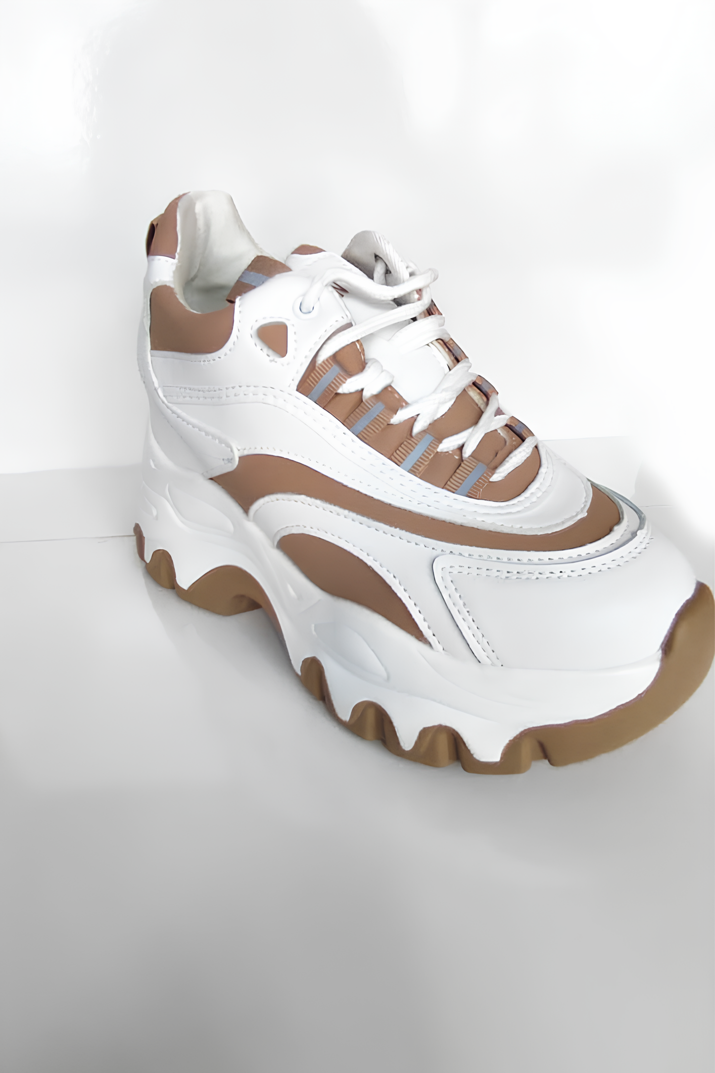 Beyaz Taba Kalın Taban Spor Ayakkabı – Şık ve Rahat Sneaker, Yürüyüş Ayakkabısı