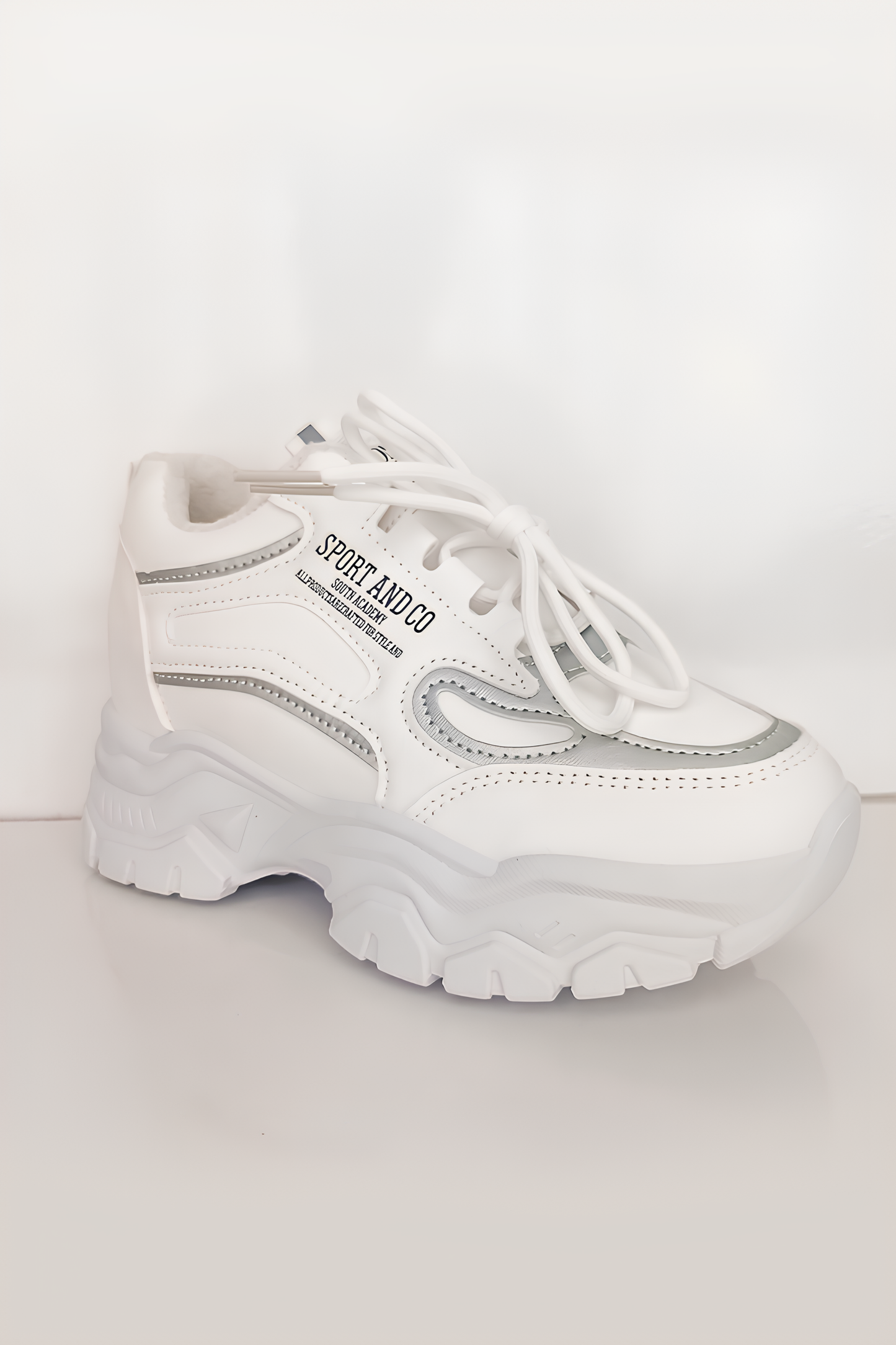 Kadın Beyaz Gri Detaylı Kalın Taban Spor Ayakkabı - Şık ve Rahat Sneaker