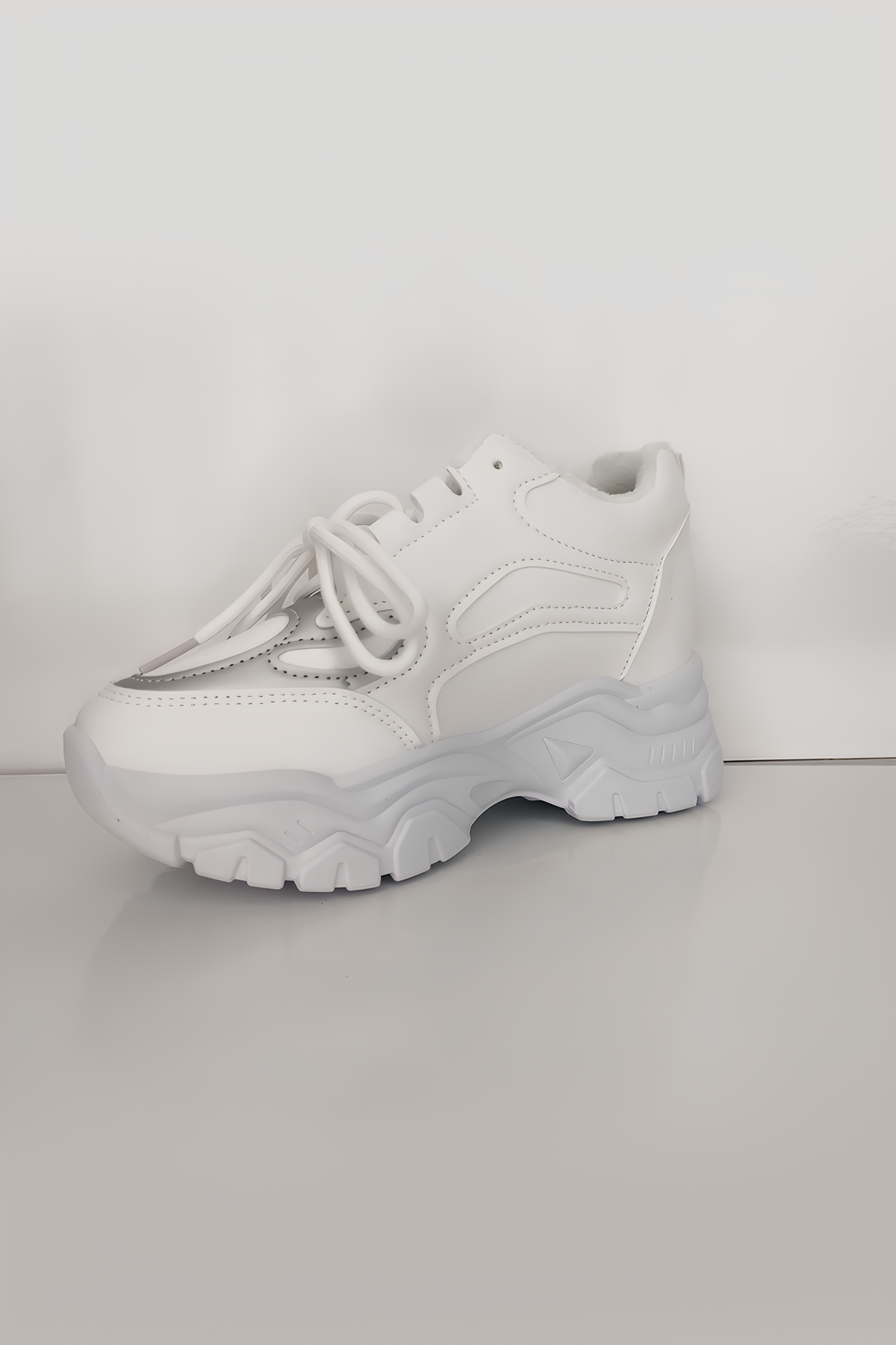 Kadın Beyaz Gri Detaylı Kalın Taban Spor Ayakkabı - Şık ve Rahat Sneaker