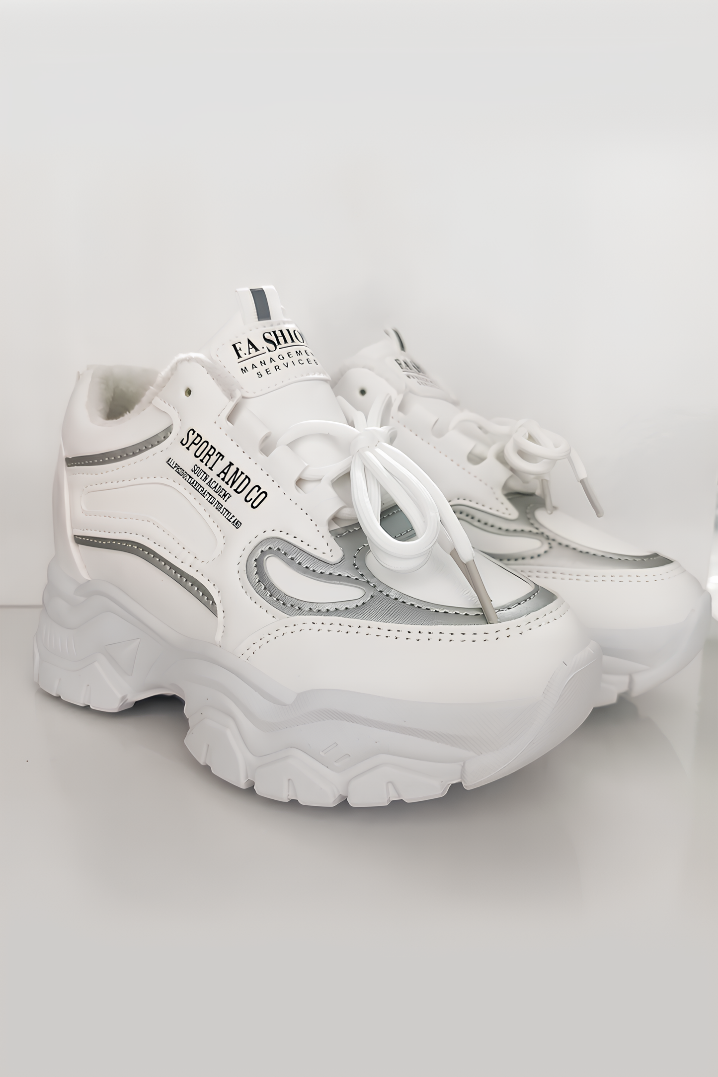 Kadın Beyaz Gri Detaylı Kalın Taban Spor Ayakkabı - Şık ve Rahat Sneaker