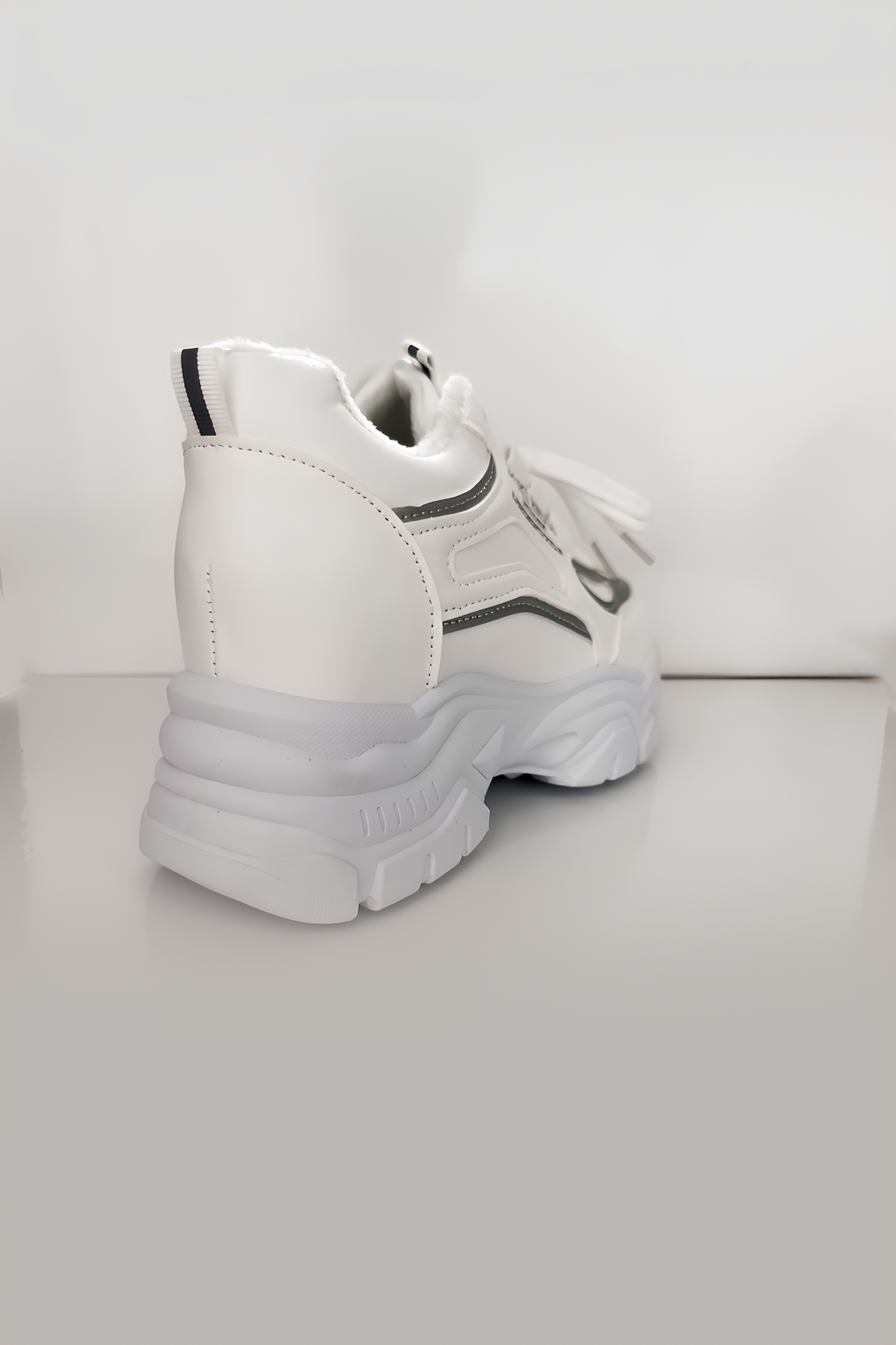 Kadın Beyaz Gri Detaylı Kalın Taban Spor Ayakkabı - Şık ve Rahat Sneaker