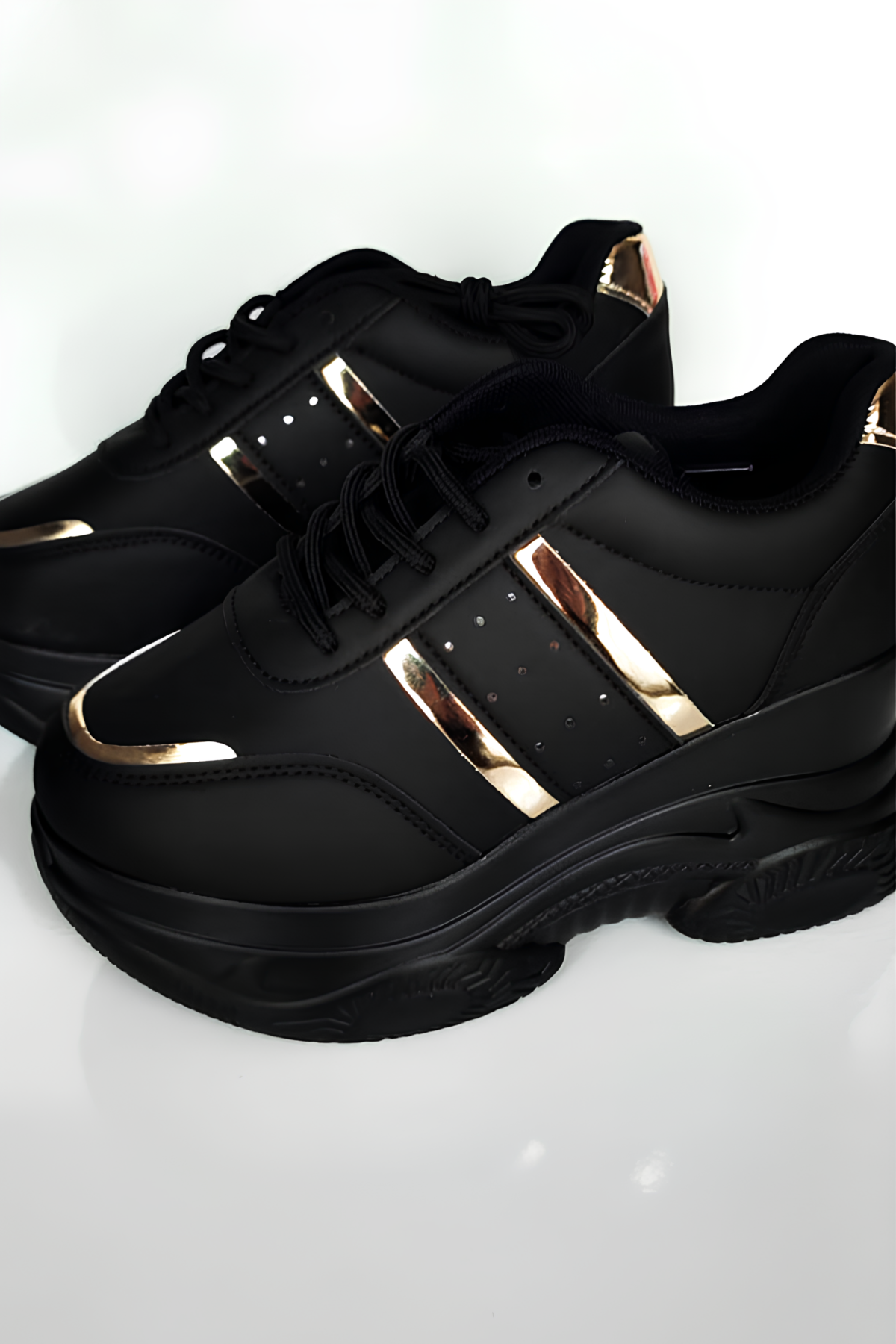 Kadın Spor Ayakkabı | Siyah Gold Kalın Tabanlı Sneaker - Şık ve Rahat Tasarım