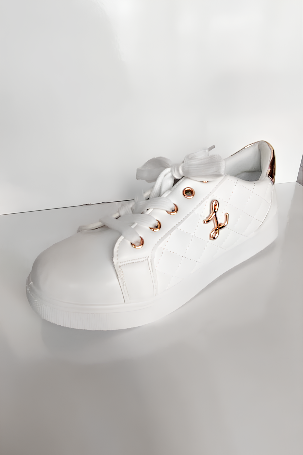 Beyaz Şık Kadın Sneaker | Altın Detaylı Rahat Günlük Ayakkabı